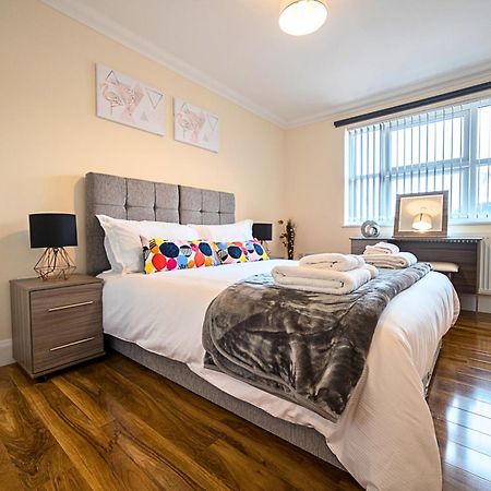 Heathrow Rare Find 2 Bedroom Plus 2 Bathroom Flat - Sleeps 6- Free Parking- Close To Heathrow Terminals-Quiet Development Stanwell Extérieur photo