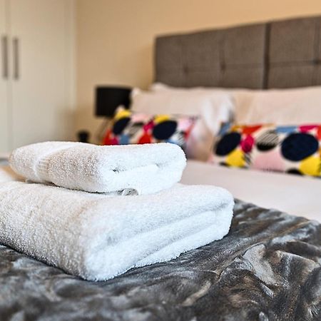 Heathrow Rare Find 2 Bedroom Plus 2 Bathroom Flat - Sleeps 6- Free Parking- Close To Heathrow Terminals-Quiet Development Stanwell Extérieur photo