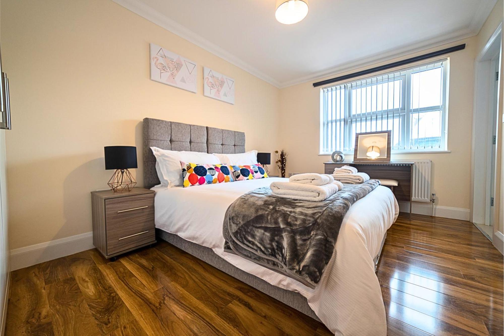 Heathrow Rare Find 2 Bedroom Plus 2 Bathroom Flat - Sleeps 6- Free Parking- Close To Heathrow Terminals-Quiet Development Stanwell Extérieur photo