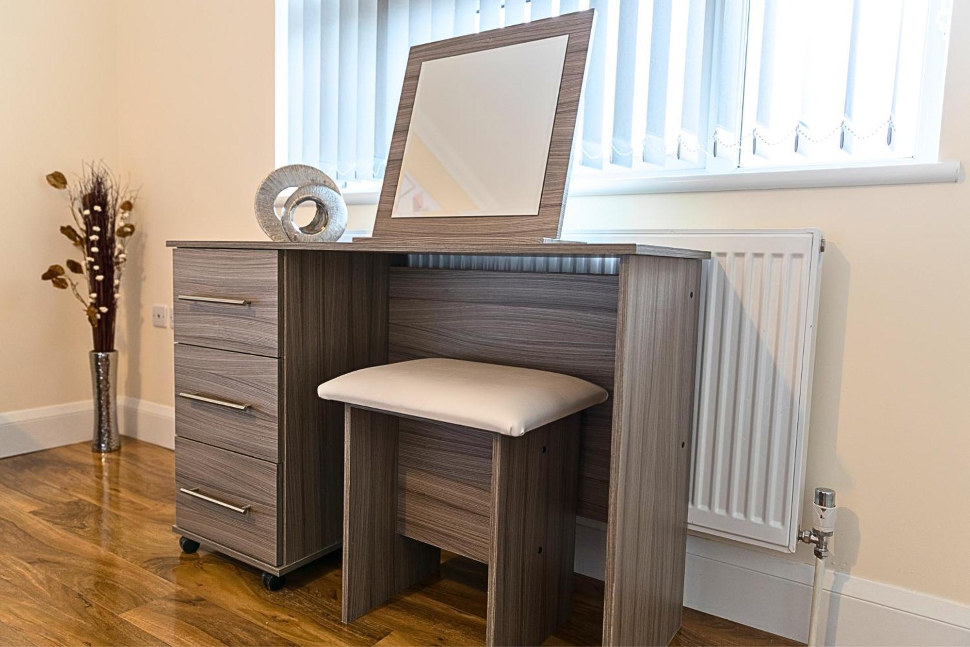 Heathrow Rare Find 2 Bedroom Plus 2 Bathroom Flat - Sleeps 6- Free Parking- Close To Heathrow Terminals-Quiet Development Stanwell Extérieur photo