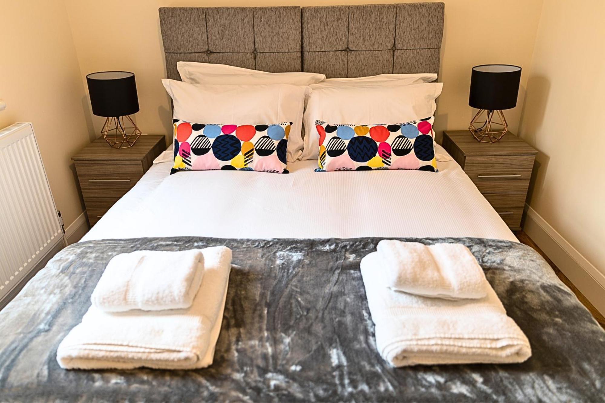 Heathrow Rare Find 2 Bedroom Plus 2 Bathroom Flat - Sleeps 6- Free Parking- Close To Heathrow Terminals-Quiet Development Stanwell Extérieur photo