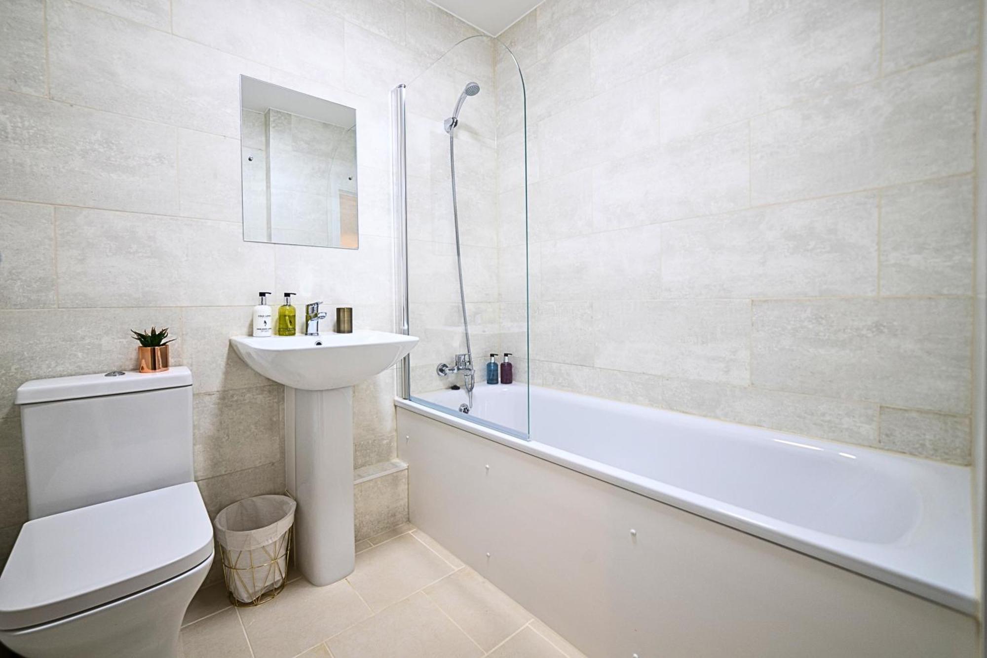 Heathrow Rare Find 2 Bedroom Plus 2 Bathroom Flat - Sleeps 6- Free Parking- Close To Heathrow Terminals-Quiet Development Stanwell Extérieur photo
