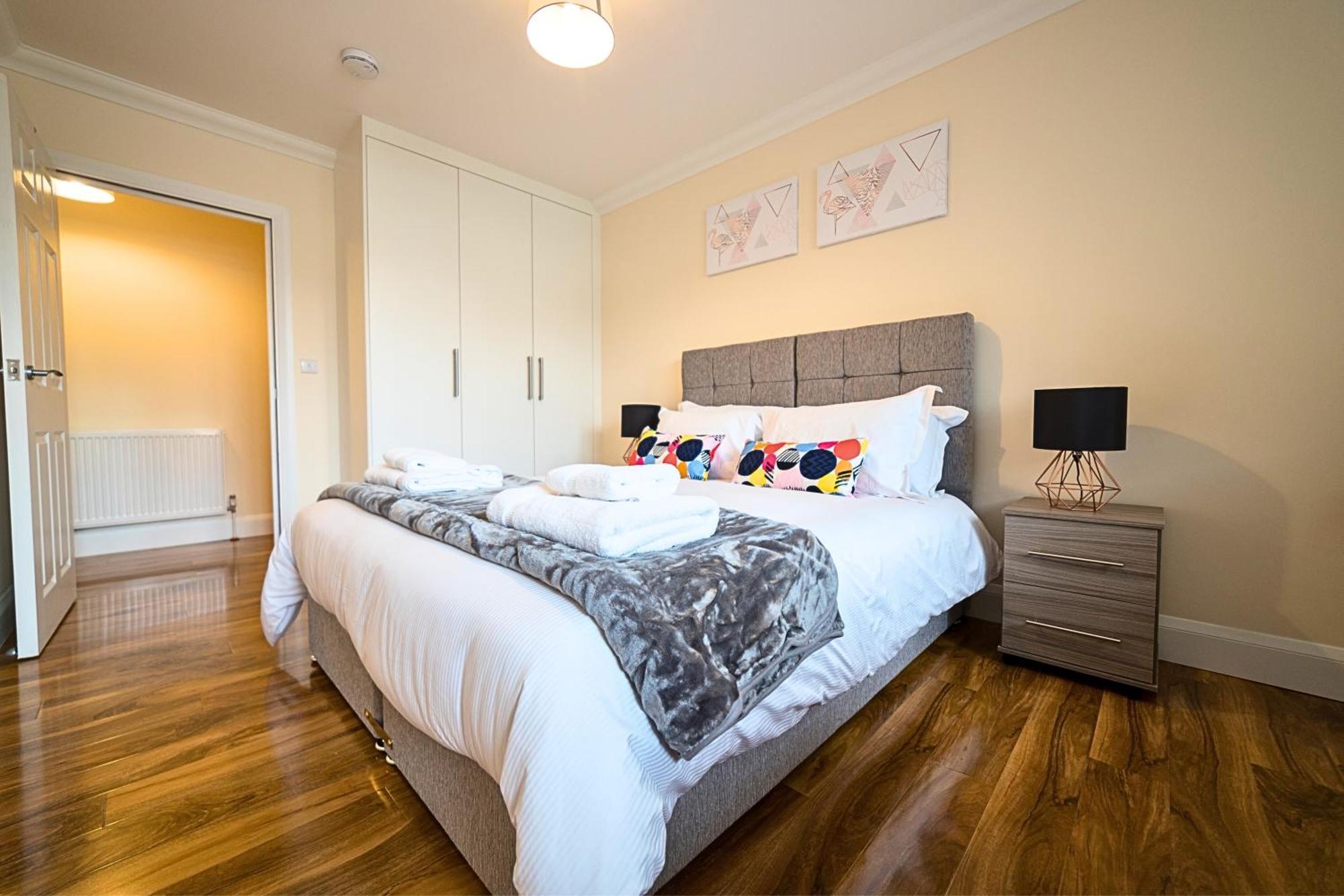 Heathrow Rare Find 2 Bedroom Plus 2 Bathroom Flat - Sleeps 6- Free Parking- Close To Heathrow Terminals-Quiet Development Stanwell Extérieur photo