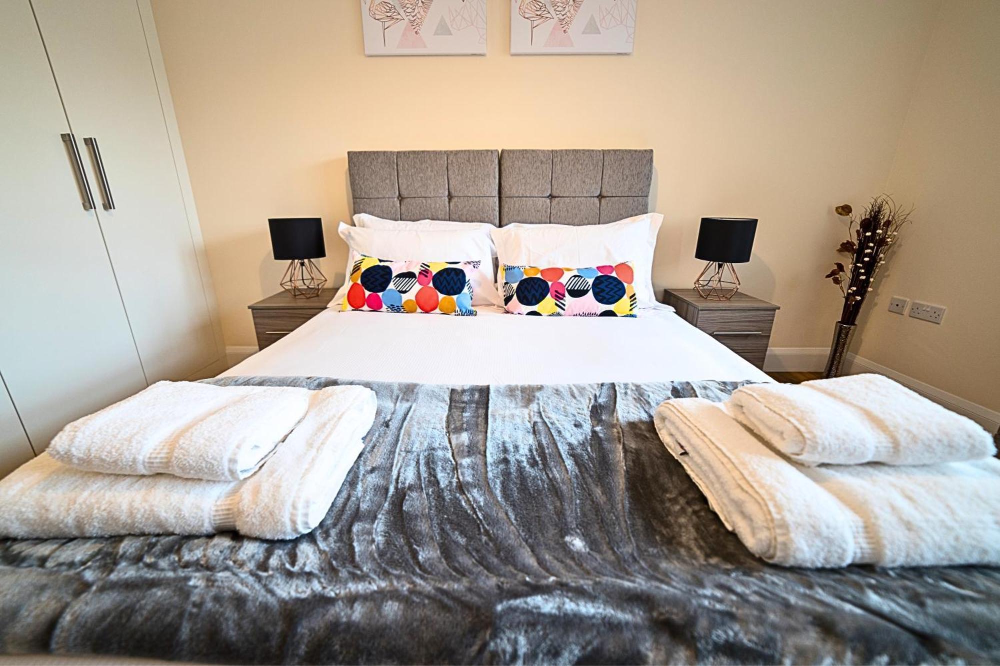 Heathrow Rare Find 2 Bedroom Plus 2 Bathroom Flat - Sleeps 6- Free Parking- Close To Heathrow Terminals-Quiet Development Stanwell Extérieur photo