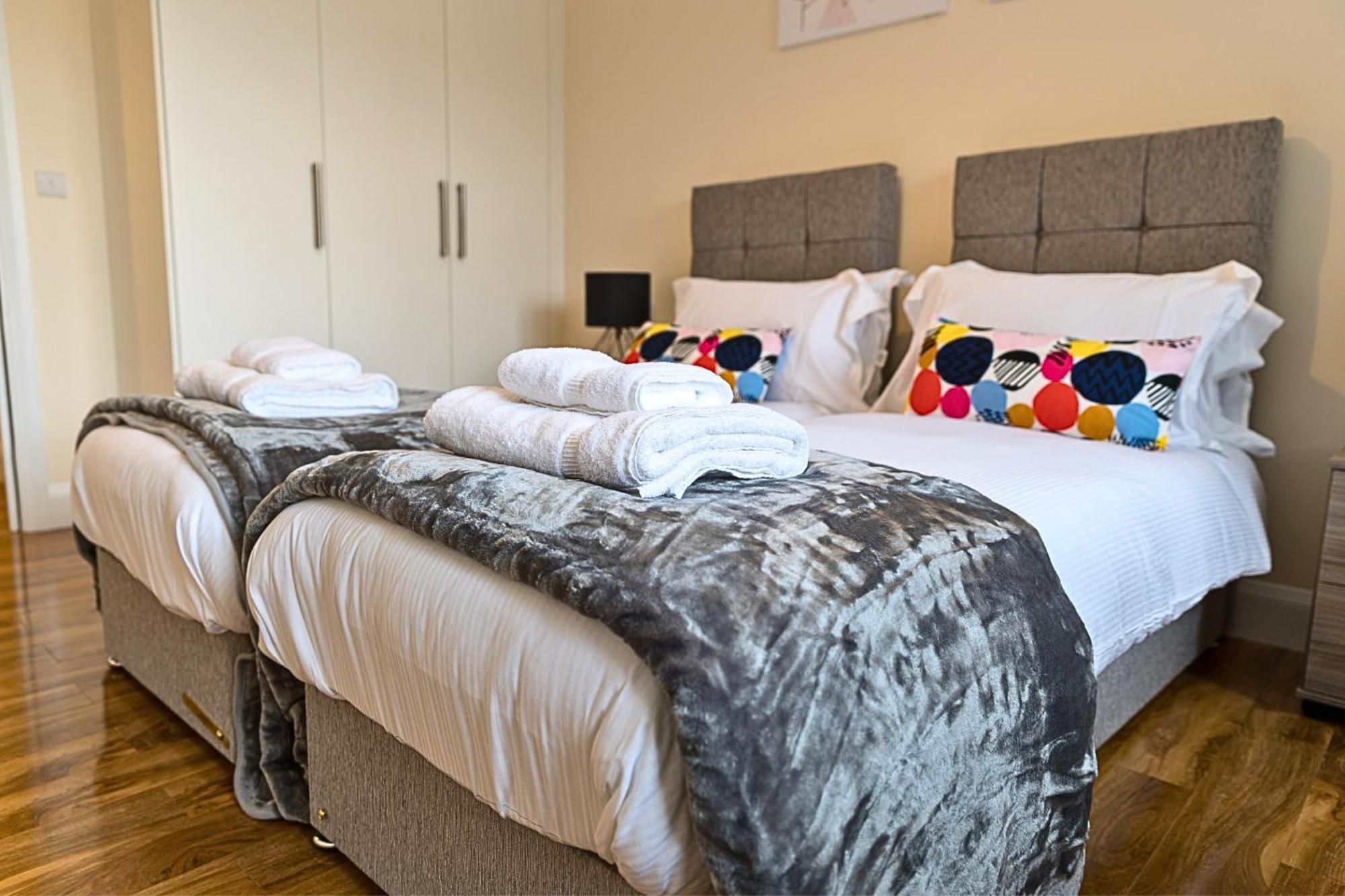 Heathrow Rare Find 2 Bedroom Plus 2 Bathroom Flat - Sleeps 6- Free Parking- Close To Heathrow Terminals-Quiet Development Stanwell Extérieur photo